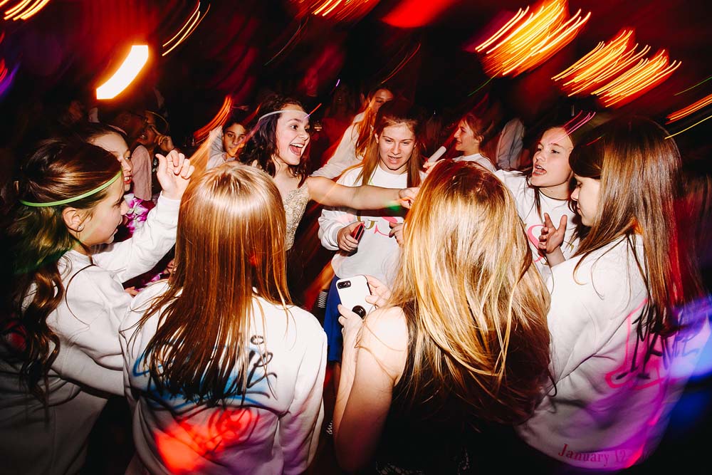 a room full of tables and chairs for wedding reception
