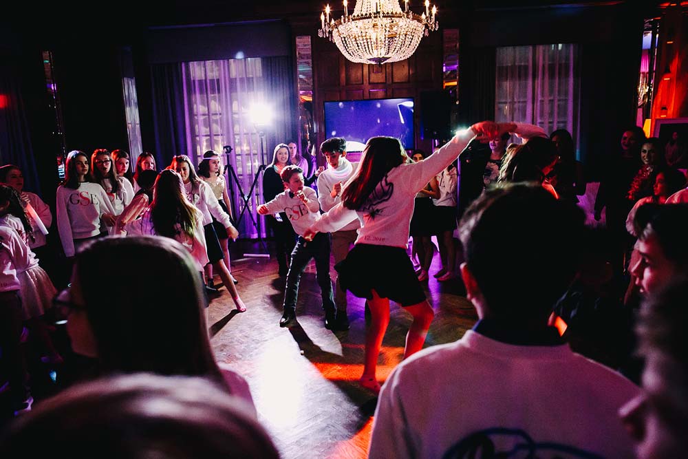 a room full of tables and chairs for wedding reception